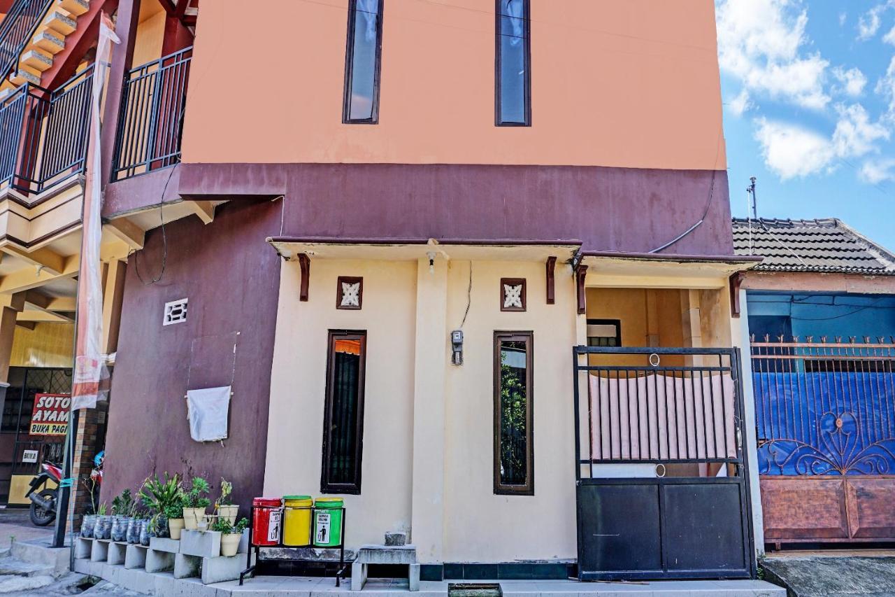 Oyo Life 92353 Purnama Syariah Guest House Blitar Exterior foto